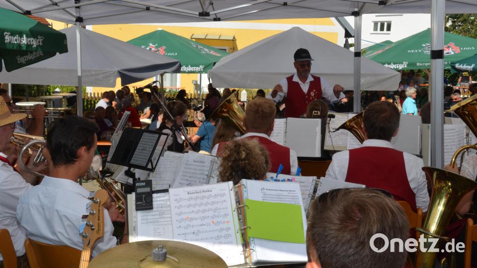 Die Musik der Jugendkapelle Roggenstein mit Kapellmeister Josef Wolfrath kommt bestens bei den Besuchern an. Bild: dob