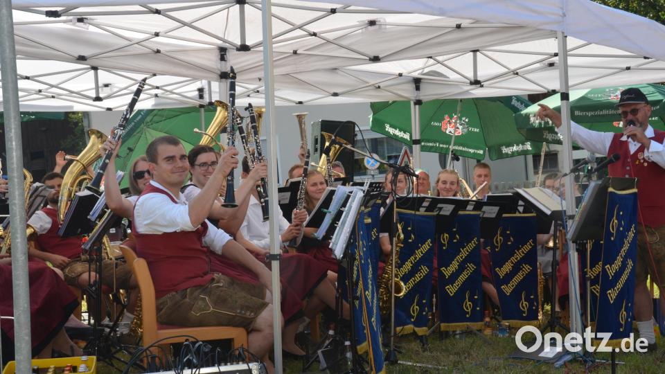 Ein Hoch auf die Musikanten der Jugendkapelle Roggenstein mit Kapellmeister Josef Wolfrath. Bild: dob