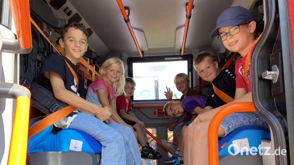 Wer von den Jungs und Mädels wohl später wirklich mal Feuerwehrler werden wird? Bild: aub