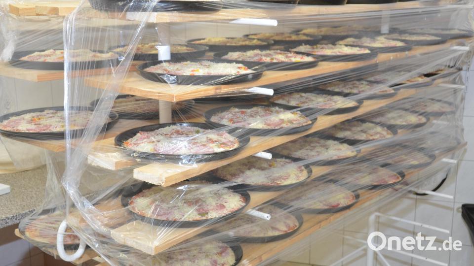 50 frisch belegte Pizzen warteten auf die heiße Glut im Backofen. Bild: dob