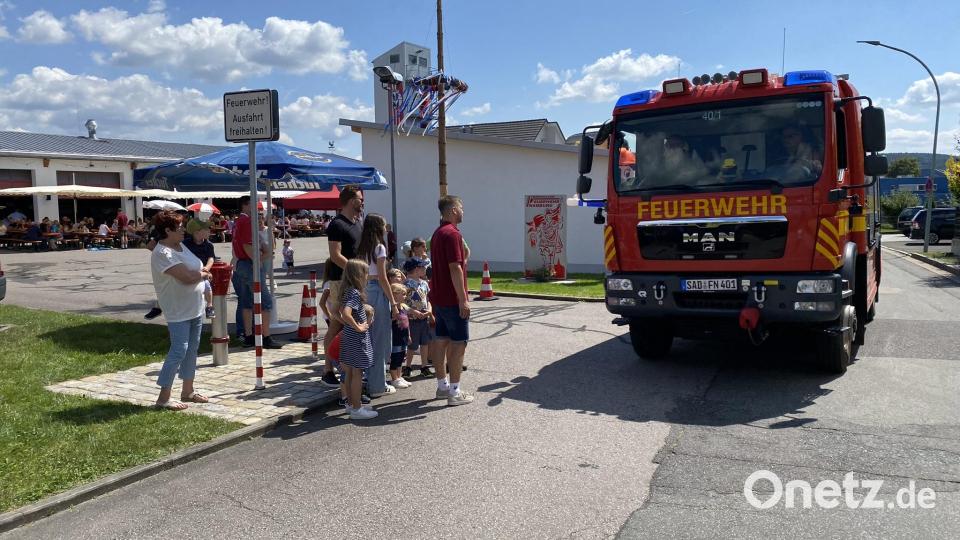 Geduldig warten die jüngsten Besucher bis das Löschfahrzeug zur Rundfahrt heranrollt. Bild: aub