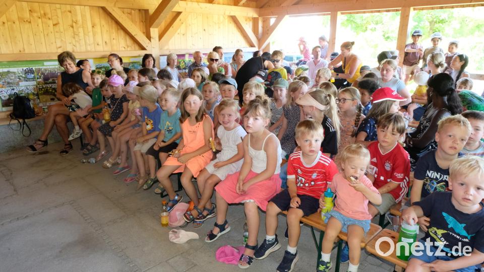 Kasperl einmal ganz nah sehen und erleben zu dürfen ist für die Kinder etwas Himmlisches. Bild: le