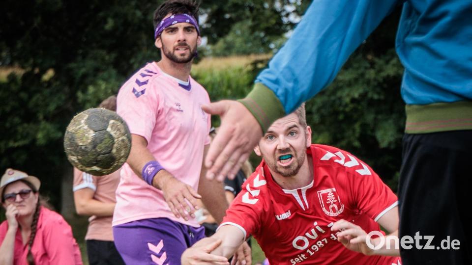 In letzter Sekunde scheiterten die Oberflockenbacher Herren im Halbfinale. Trotz Torerfolgs in dieser Situation, mussten sie sich auch im Spiel um Platz 3 mit 8:9 geschlagen geben. Bild: Günter Uschold