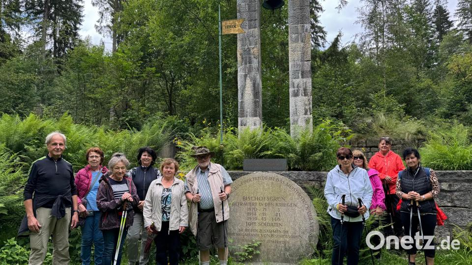 Wandergruppe beim Denkmal in Bischofsgrün. Bild: FGV Brand/exb