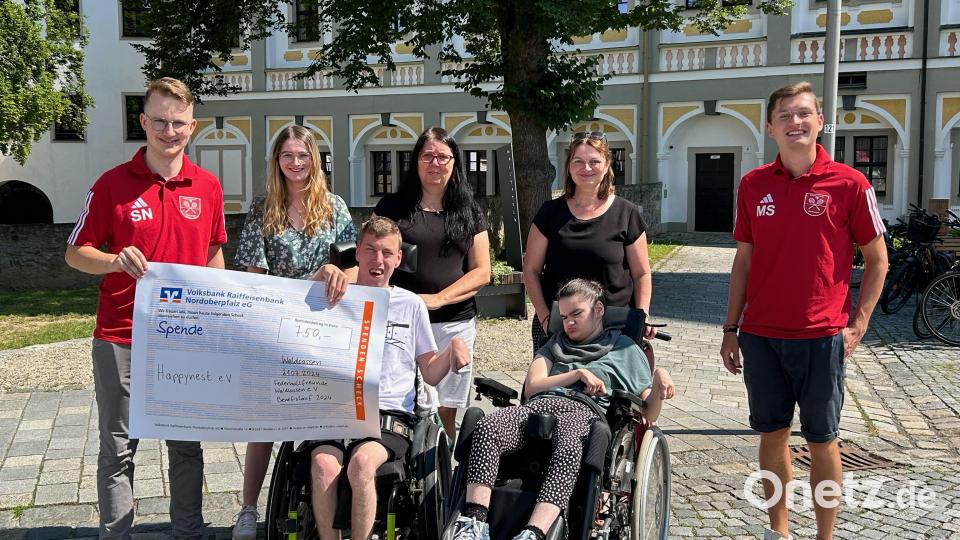 Bei der Spendenübergabe waren dabei: (stehend, von links: Vorsitzender Nico Sommerer, Happynest-Vorsitzende Eva Wuttke), Alexandra Fischer, Carmen Wuttke, Max Siller sowie (vorne, von links) Daniel Fischer und Marie Wuttke. Bild: Inge Frank/exb