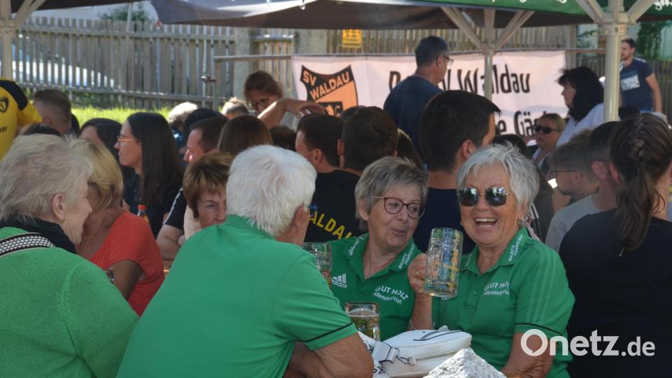 Viele Vereinsabordnungen, wie hier der Kegelclub &quot;Gut Holz&quot; aus Altenstadt, schauten bei den Fußballern vorbei. Bild: dob