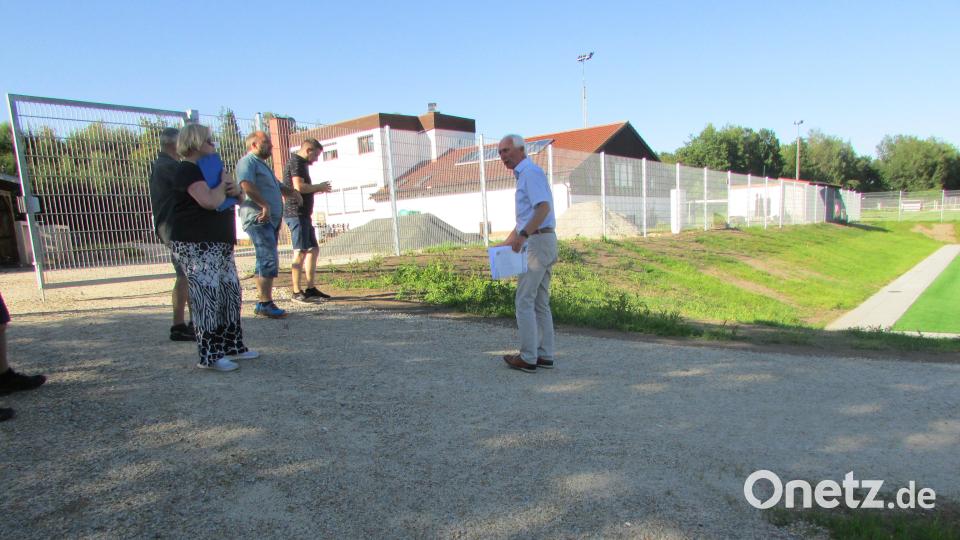 Bürgermeister Peter König mit seinem Bauausschuss bei der Besichtigung des Zugangs zum Kunstrasenplatz: Hier soll gepflastert werden. Bild: exa