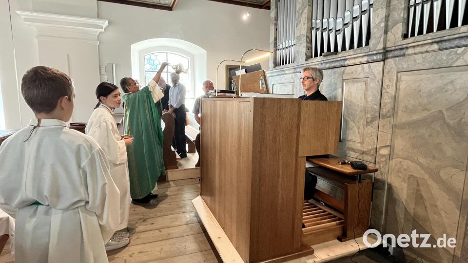 Pater James Mudakodil segnet die neue Kirchenorgel in Kirchendemenreuth. Bild: ils