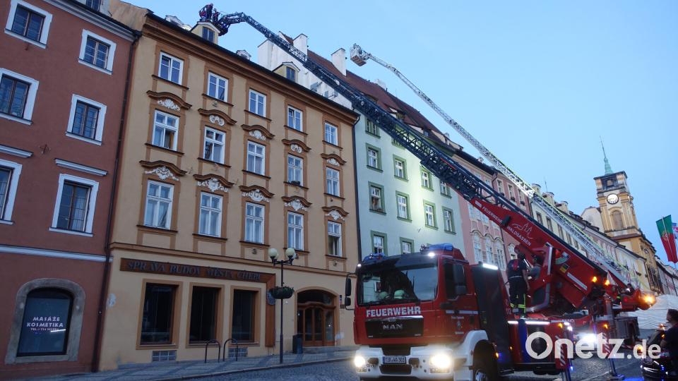 Beeindruckend war die Anleiterübung mit den beiden Feuerwehrdrehleitern. Zu erkennen sind die beiden Knickgelenke am Ende des Leitersatzes mit denen die Korbbesatzung bestimmte Stellen genau ansteuern kann. Bild: Hermann Müller