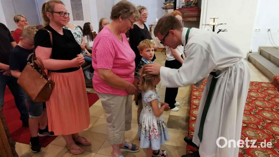 Der Neupriester Michael Steinhilber spendet jedem Kind und Erwachsenen einzeln den Primizsegen. Bild: gz