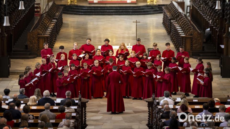 Der Ripon Cathedral Choir vorm Volksaltar in der Basilika Waldsassen. Bild: Lennart Preiss/exb