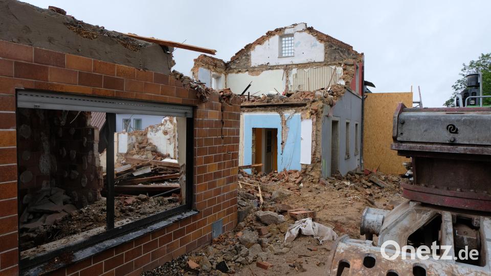 Die frühere Gaststätte „Zur Eisenbahn“ wird bald Geschichte sein. Bild: le