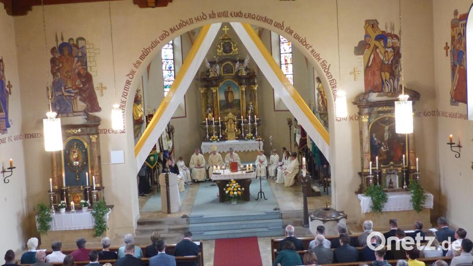 Das Hochamt wird in der St.-Jakobs-Kirche mit Bischof Rudolf Voderholzer, Pfarrer Adam Nieciecki und Pfarrer Stanislaw Fel gefeiert. Bild: sl