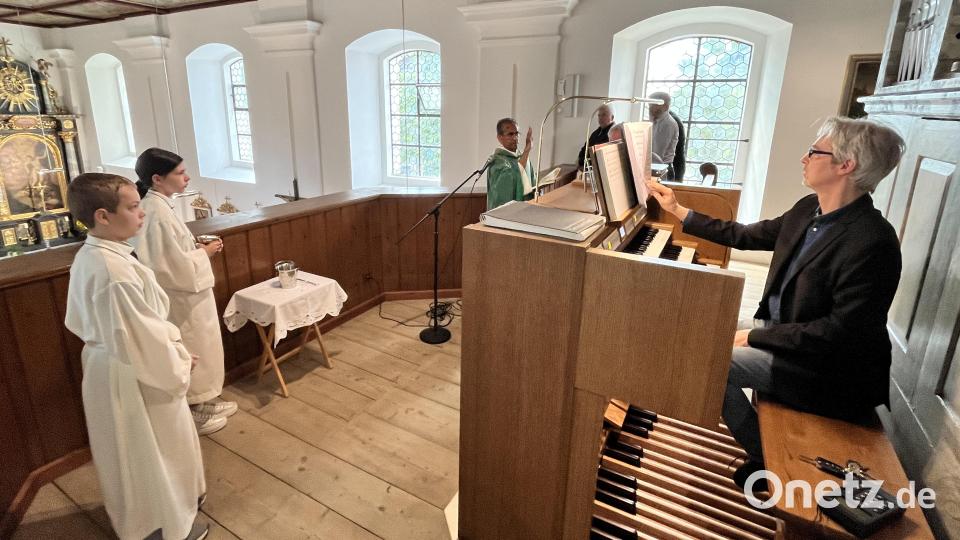 Organist Horst Plößner zeigt die Klangbreite der neuen Kirchenorgel. Bild: ils