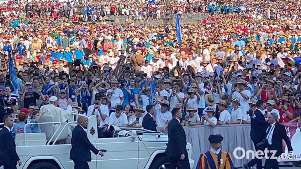 Papst Franziskus dreht mit dem Papamobil seine Runden durch die Menge und viele rufen „Papa Francesco!“ Bild: upl