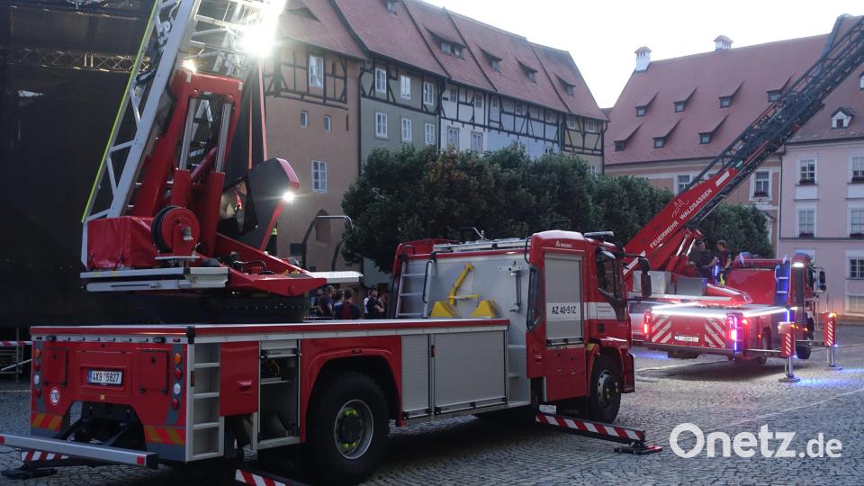 Im Vordergrund die Drehleiter der Egerer Berufsfeuerwehr mit der Schrägabstützung und dahinter die Drehleiter der Feuerwehr Waldsassen mit den waagrecht ausfahrbaren Abstützungen. Bild: Hermann Müller