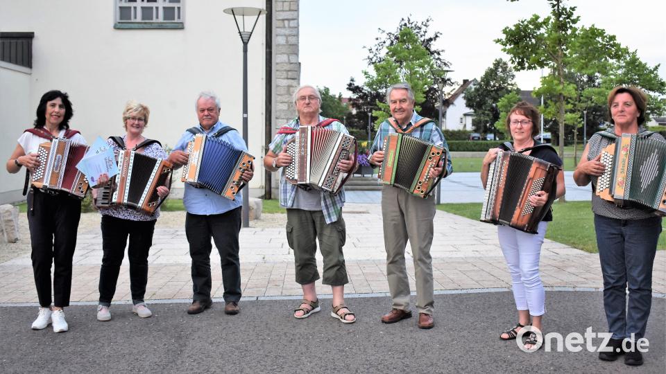 Die „Zieh-Harmonie“-Gruppe des Musikvereins mit Lilia Gette (links) bei einem ihrer letzten Auftritte bei der Generalversammlung. Bild: rgr