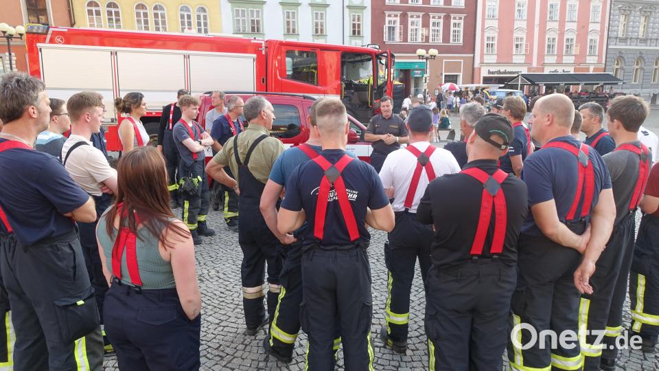 Im Hintergrund Direktor Jan Doubrava von der Berufsfeuerwehr bei der Einführung in das Übungsthema auf dem Egerer Marktplatz. Bild: Hermann Müller