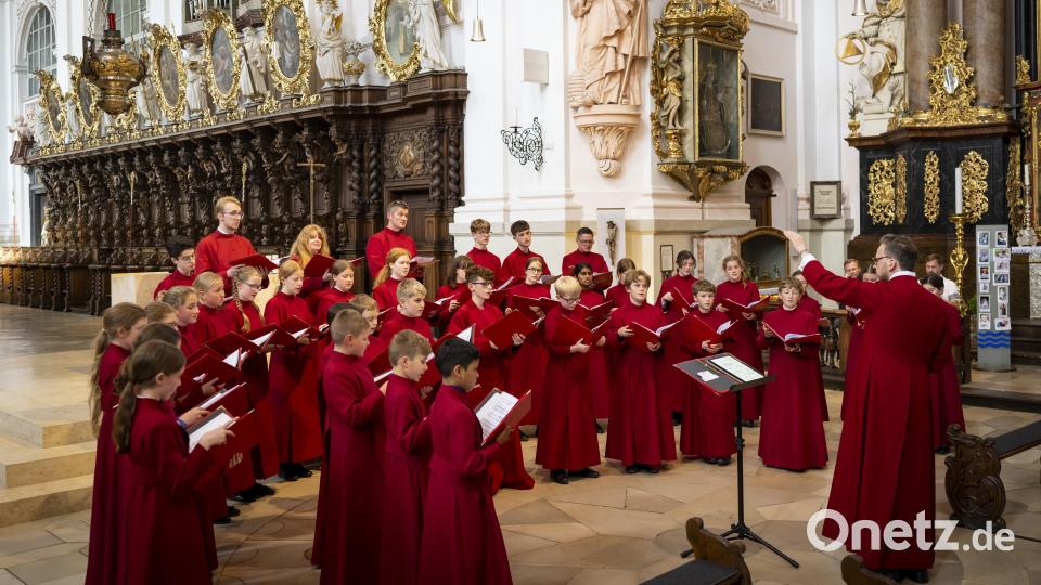 Der Chor aus Ripon unter der Leitung von Dr. Ronny Krippner (rechts), der in Waldsassen und in Marktredwitz aufgewachsen ist. Bild: Lennart Preiss/exb