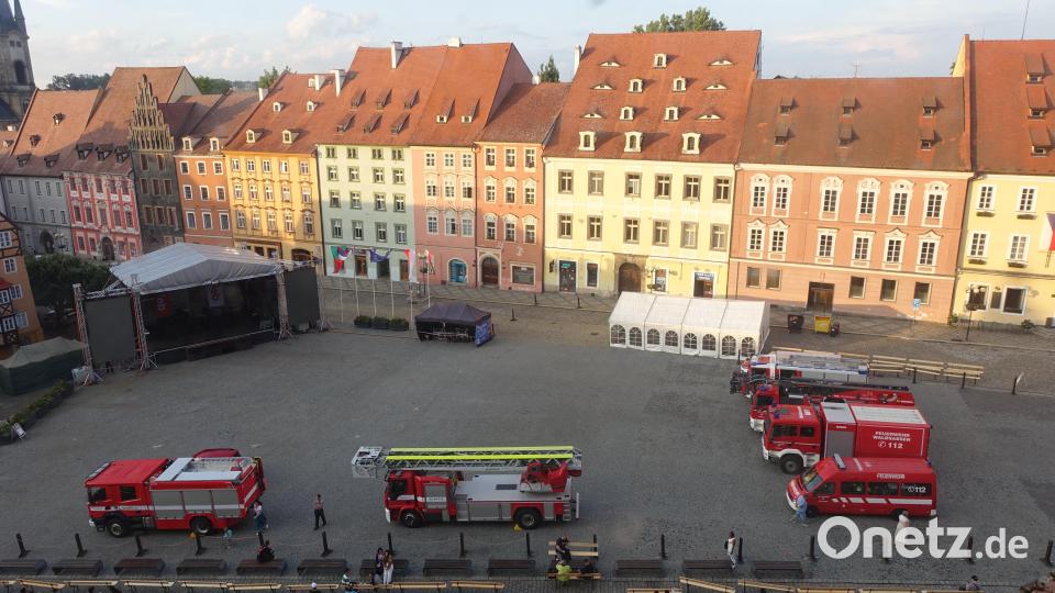 Wie Spielzeugautos sehen die Einsatzfahrzeuge der Feuerwehr im Vergleich zu den hohen Gebäuden rund um den Egerer Marktplatz aus. Bild: Hermann Müller