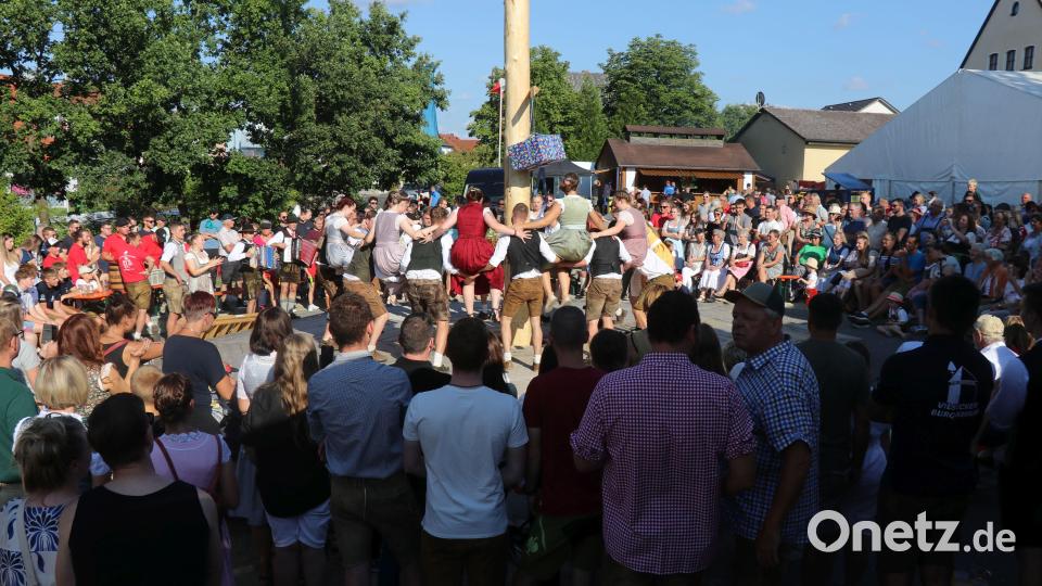 Immer ein Zuschauermagnet, das Austanzen des verzierten Kirwabaumes. Bild: er