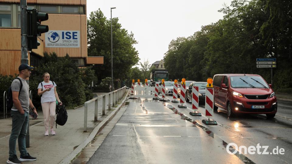 Der Kaiser-Ludwig-Ring ist auf Höhe der Post in Richtung Bahnhof nur einspurig befahrbar. Bild: Wolfgang Steinbacher