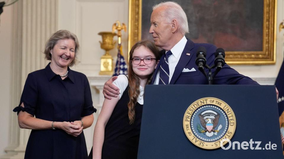 US-Präsident Joe Biden und Angehörige der freigelassenen US-Bürger zeigen sich erleichtert nach dem Gefangenenaustausch. Bild: Evan Vucci/AP