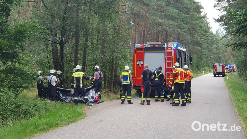 Falttanks werden aufgebaut. Mit Tragkraftpumpen wird das Wasser dann über lange Schlauchleitungen zum Einsatzort gefördert. Bild: Hösamer