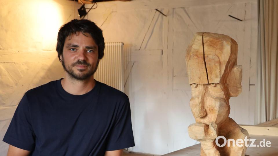 Bildhauer Andreas Dengler stellt in Neustadt/WN seine Werke aus. Bild: Peter Troppmann/exb