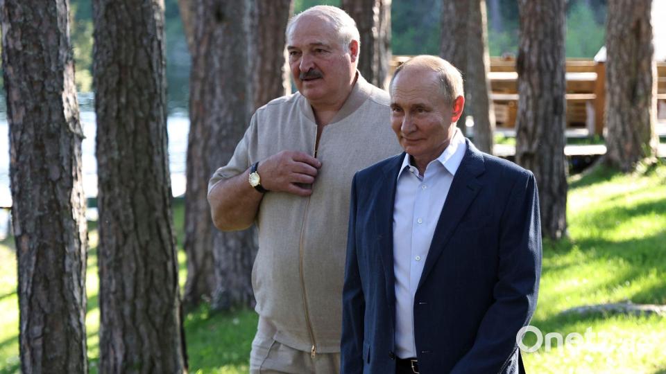 Belarus ist ein enger Verbündeter Russlands. Die Präsidenten Lukaschenko (l.) und Putin trafen sich zuletzt Ende Juli in Russland. (Archivbild) Bild: Alexander Kazakov/Pool Sputnik Kremlin/AP/dpa