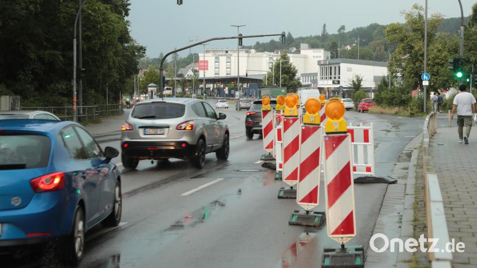Der Kaiser-Ludwig-Ring ist auf Höhe der Post in Richtung Bahnhof nur einspurig befahrbar. Bild: Wolfgang Steinbacher