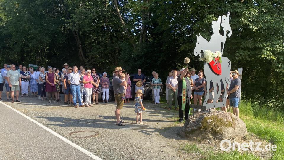 Segnung des Standbildes durch Pfarrer Wilhelm Bauer Bild: Josef Glas