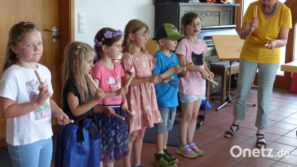 Die Vorschulkinder mit ihrer Lehrerin Ute Sommer. Bild: Sieglinde Schärtl