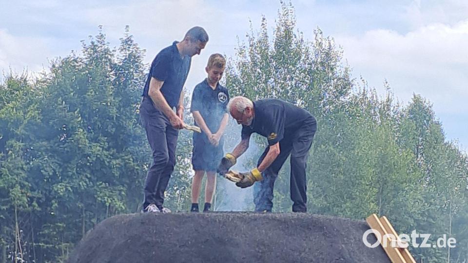 Bayreuths Landrat Florian Wiedemann und Jakob Bachofner entzündeten mit Alfons Klingel (von links) den Meiler. Bild: gis