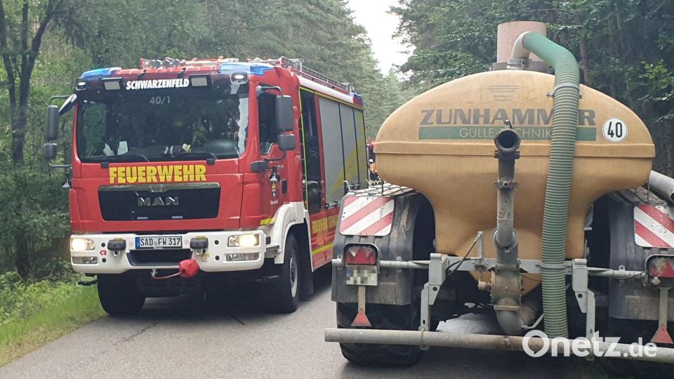Mit einem Pendelverkehr mit Tanklöschfahrzeugen und Gülle-Anhängern wird die Wasserversorgung sichergestellt. Bild: Hösamer