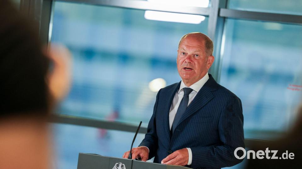 Keine leichte Entscheidung: Bundeskanzler Olaf Scholz (SPD) verteidigt den Gefangenaustausch mit Russland bevor er einige der Rückkehrer am Flughafen persönlich trifft. Bild: Christoph Reichwein/dpa-Pool/dpa