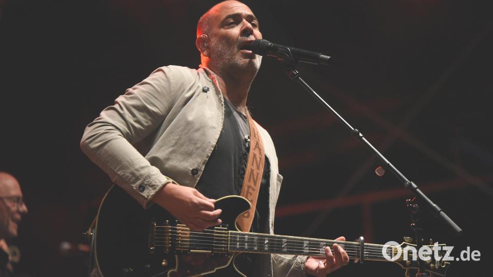 Hannes Ringlstetter gewohnt musikalisch variabel mit einprägsamer Stimme. Bild: Tobias Schwarzmeier