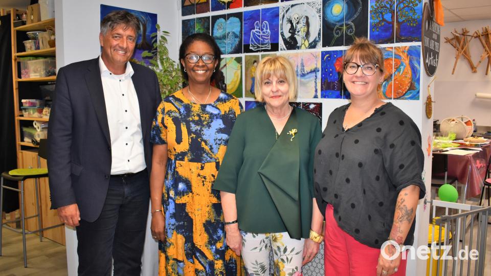 Christine Anne N. Fiala (Zweite von links) wurde zur Vorsitzenden des neuen Kunstvereins Grafenwöhr gewählt. Shannon Geraghty (rechts) ist ihre Stellvertreterin und Judith Brown wurde Schatzmeisterin. Bürgermeister Edgar Knobloch führte die Wahl durch. Bild: rgr