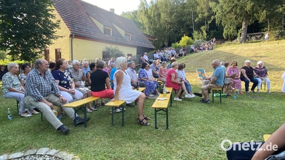 Viele Besucher suchten sich ein schattiges Plätzchen Bild: Josef Glas