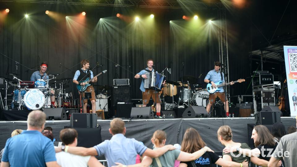Die Oberpfälzer Partyband „Rotzlöffl“ sorgt schon beim Festivalauftakt dafür, dass die Laune steigt. Bild: Tobias Schwarzmeier