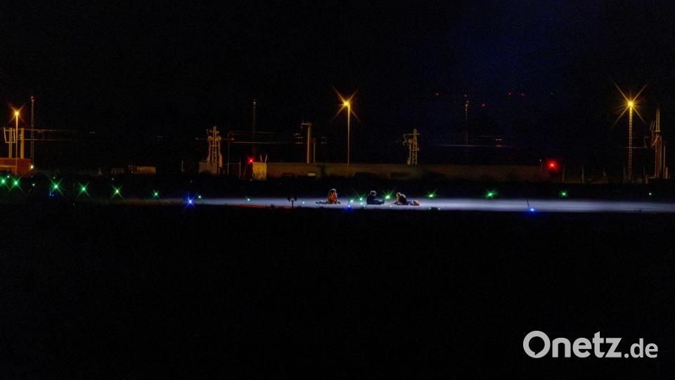 Im Schutze der Dunkelheit sind die Aktivisten aufs Flughafengelände gelangt. Bild: Julius-Christian Schreiner/dpa