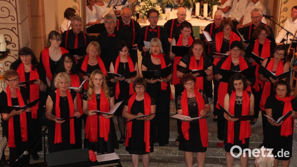 Optisch und gesanglich für Aufsehen sorgte der Chor &quot;Music &amp; More&quot;. Bild: kro