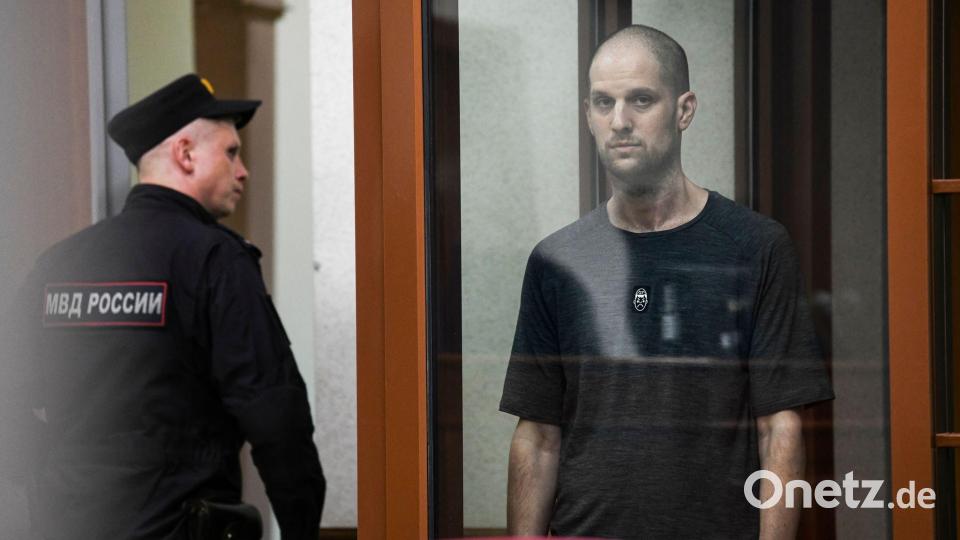 „Wall Street Journal“-Reporter Evan Gershkovich (r) wurde von einem russischen Gericht wegen angeblicher Spionage zu 16 Jahren Haft verurteilt. Sein Arbeitgeber und die USA wiesen die Vorwürfe als erfunden zurück. (Archivbild) Bild: Dmitri Lovetsky/AP/dpa