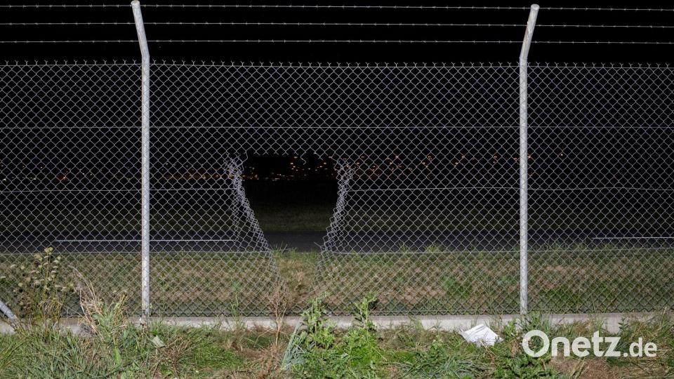 Durch ein Loch im Zaun verschafften sich die Aktivisten Zugang zum Flughafengelände. Bild: Julius-Christian Schreiner/dpa