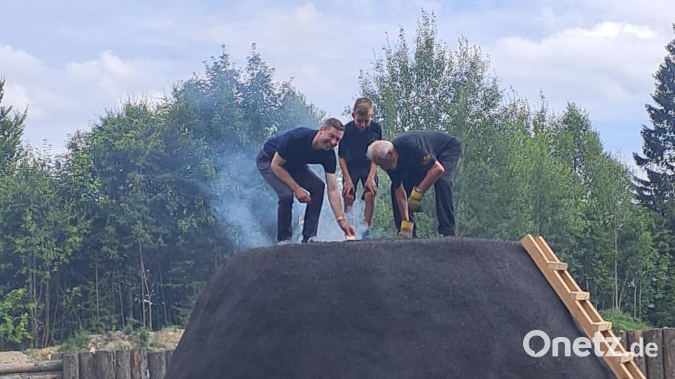 Bayreuths Landrat Florian Wiedemann (von links) und Jakob Bachofner entzündeten mit Alfons Klingel den Meiler. Bild: gis