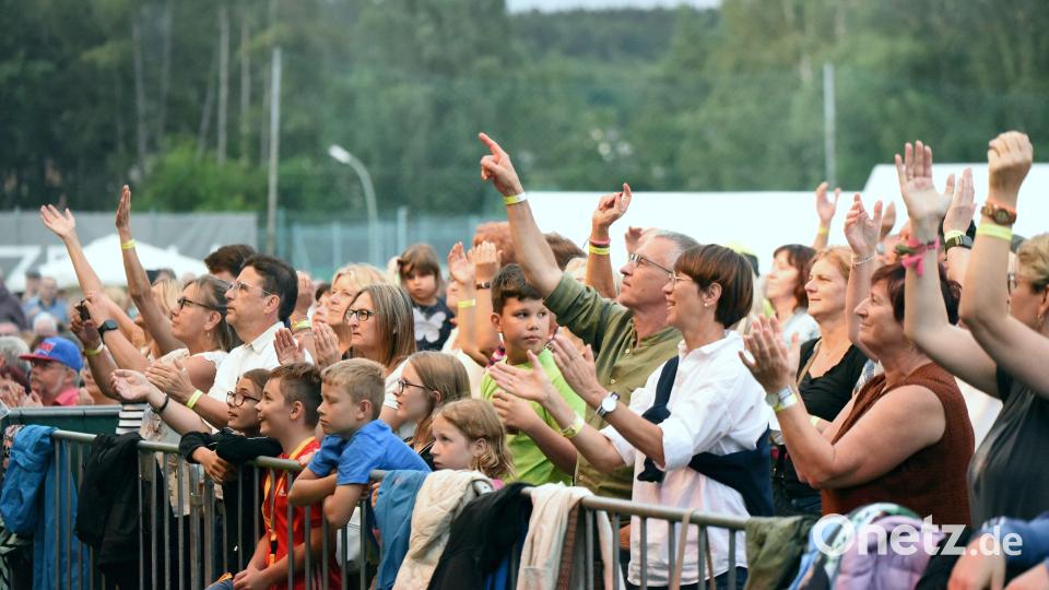 Die Mischung stimmt – auf der Tännesberger Festivalbühne und beim Publikum aus drei Generationen. Bild: Tobias Schwarzmeier