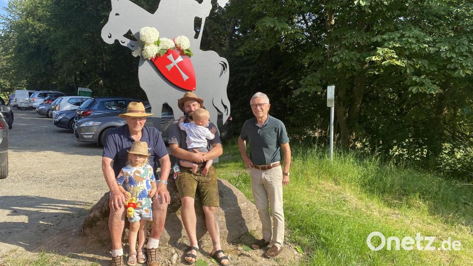 Hans Ebnet, Benedikt Uhlemann, Josef Grötsch (von links) vor dem neuen Standbild an der St Jodok-Kirche Bild: Josef Glas