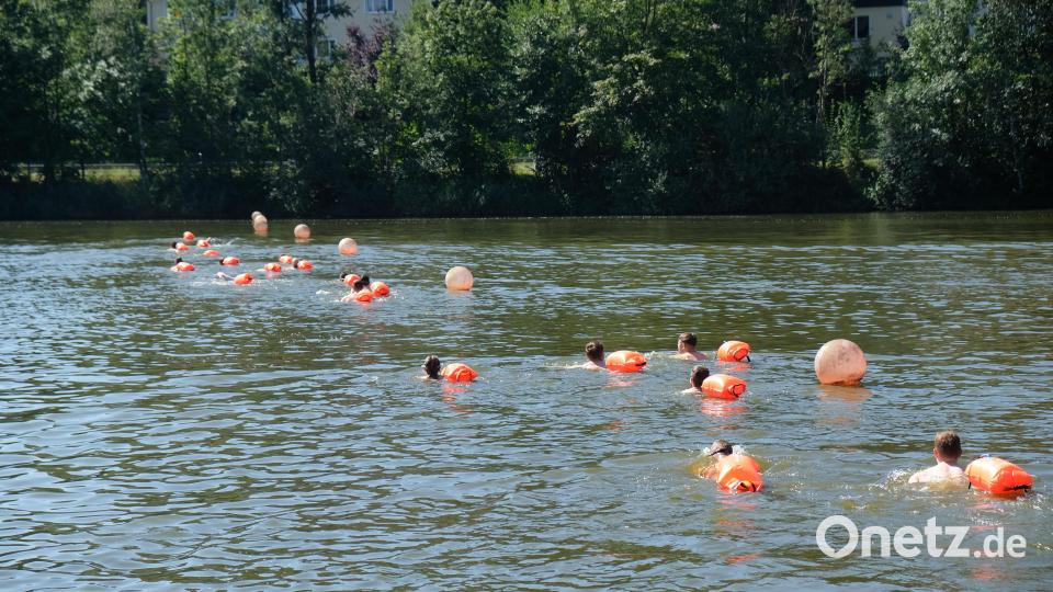 Bei 26 Grad Wassertemperatur und 30 Grad Außentemperatur war das Schwimmtraining im Rußweiher für die Polizeianwärter/innen geradezu erfrischend. Insgesamt 5 Klassen übten im ausgewiesenen Badebereich des Sees unter Aufsicht der BRK-Wasserwacht-Ortsgruppe Bild: do