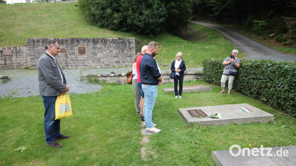 Augenblicke der Stille: Am Gedenkstein für die ungarischen Opfer des Konzentrationslagers Flossenbürg hielten die Besucher aus Hortobágy (Bildmitte: Bürgermeister Ádám Jakab) eine Schweigeminute. Links Stadtrat Christian Mörtl. Bild: bjp