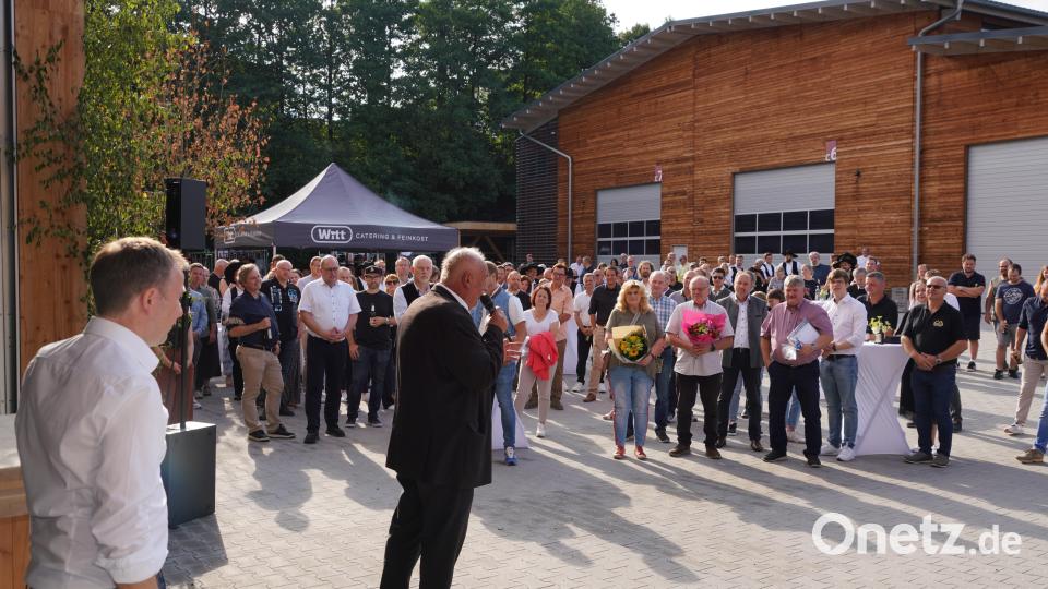 Der Waldthurner Bürgermeister Josef Beimler spricht bei der Segnung der nuen Fertigungshalle von Riedl Holzbau. Links: Firmenchef Alexander Riedl. Bild: fvo